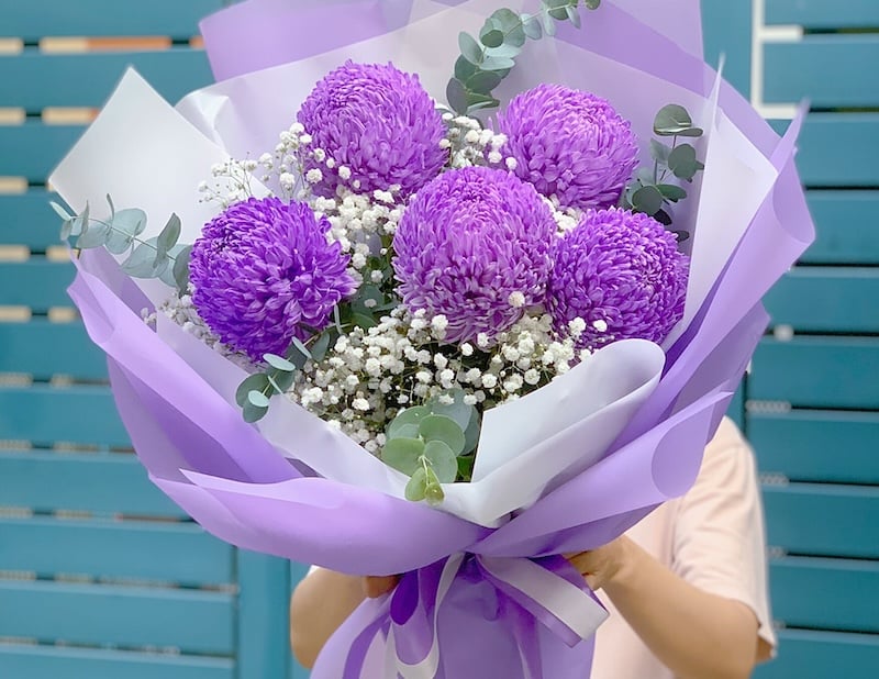 Cúc mẫu đơn tím: Tượng trưng cho sự thủy chung, son sắt một lòng trong tình yêu.