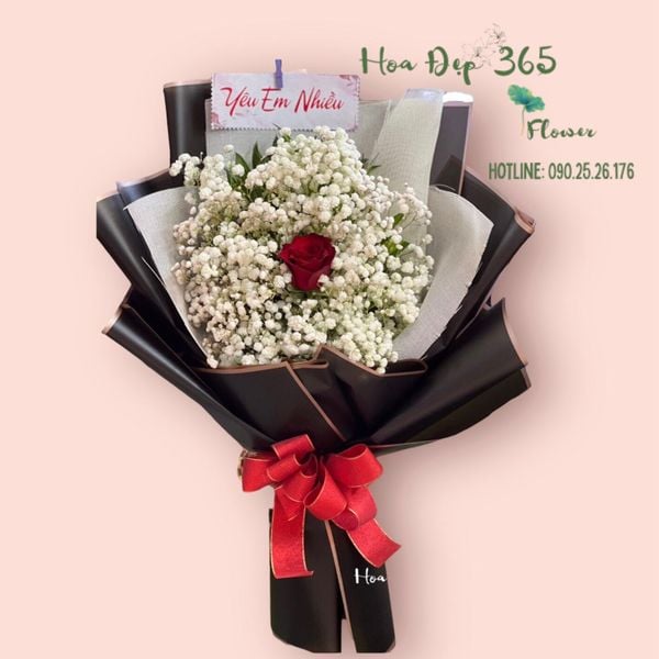 Lời nhắn nhủ anh chỉ yêu mình em qua hình ảnh cành hồng rực rỡ tại trung tâm bó hoa