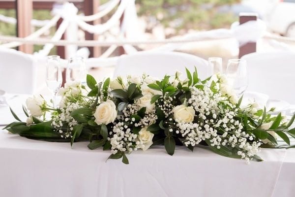 Mẫu cắm hoa để bàn tinh tế dành cho những người yêu thích sự thanh lịch và sang trọng.