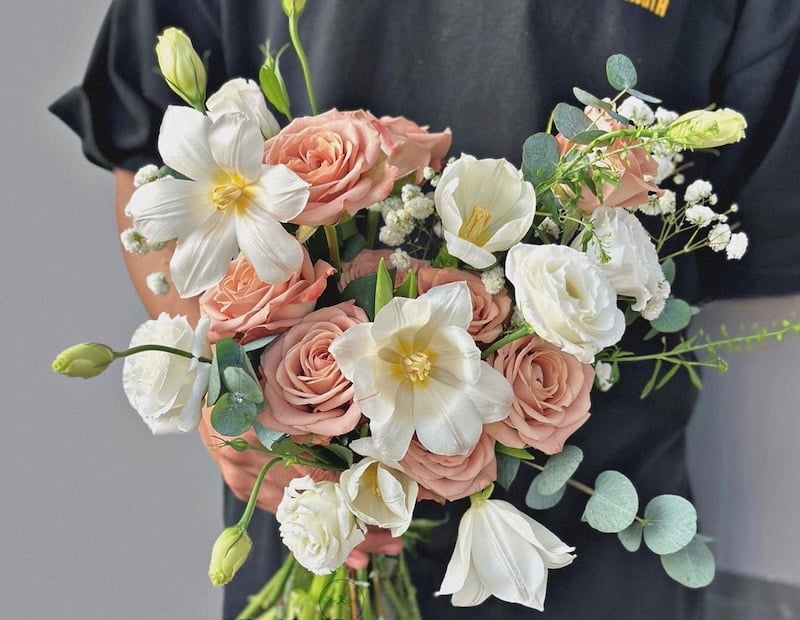 Bó hoa cưới tulip trắng mix hoa hồng Capuchino phù hợp concept tiệc Rustic