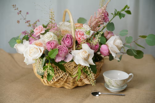 Giỏ cắm hoa bằng mây tre tặng Tết đẹp mắt với tông chủ đạo màu hồng trắng (Nguồn: Internet)