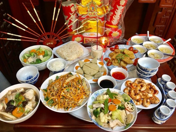 Mâm cúng thần linh vào rằm tháng 7.