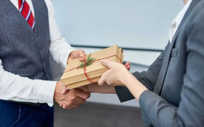 Tặng quà chia tay cho đồng nghiệp được xem là một nét đẹp văn hóa nơi công sở