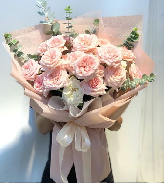 Một bó hoa hồng phấn bắt mắt sẽ là món quà hợp lý