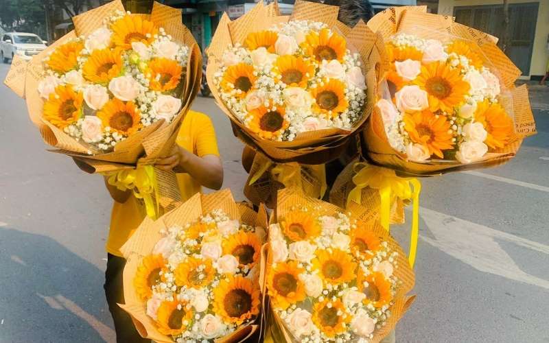 Hoặc đơn giản hơn, bạn có thể chọn những bó hoa tươi đẹp nhất để tặng chia tay đồng nghiệp