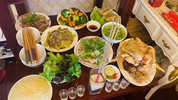 Mâm cúng mặn nên được cúng vào ban ngày