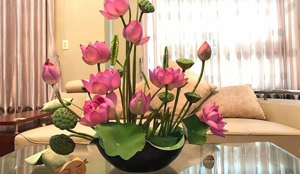 Mẫu cắm hoa sen để bàn đẹp và mang đến giá trị phong thủy tích cực.