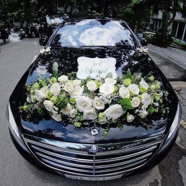 Những dải hoa tươi sẽ làm rực rỡ và khiến chiếc xe hoa của bạn trở nên bắt mắt hơn.