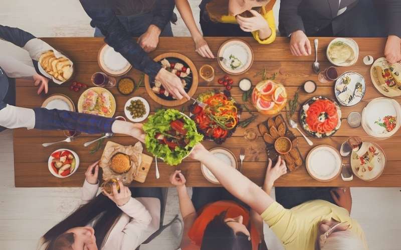 Một buổi tiệc chia tay nhỏ sẽ tạo không gian thân mật để mọi người chia sẻ kỷ niệm