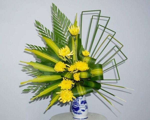 Mẫu cắm hoa cúc bàn thờ độc đáo theo hình bậc thang