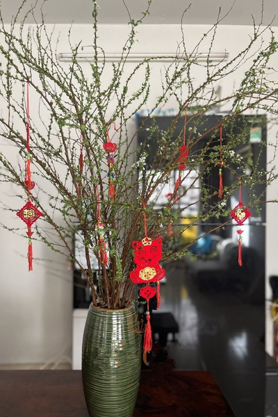 Mẫu cắm hoa đơn giản kiểu dáng cao: Bình Hoa Tuyết Mai - HCB67 - Hoa Chưng Tết Nguyên Đán