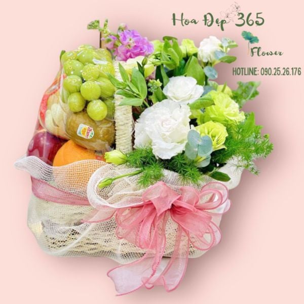 giỏ hoa và trái cây tươi