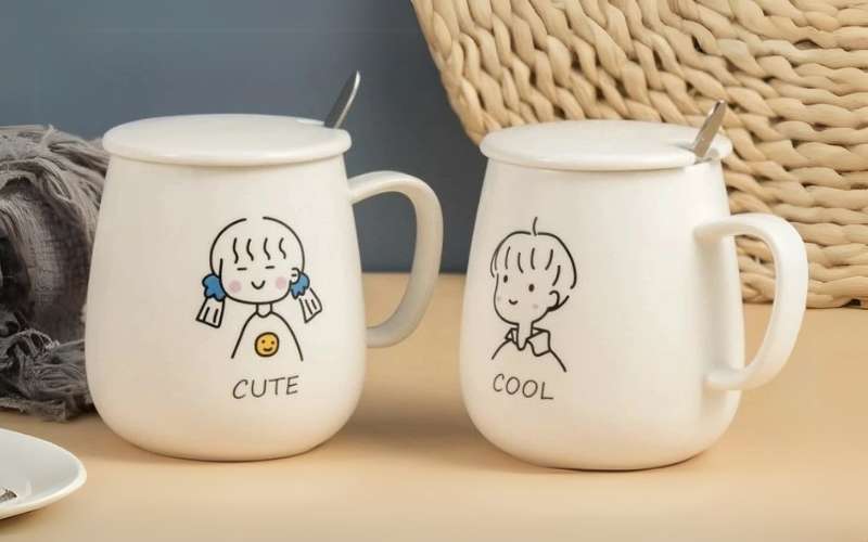 Một chiếc cốc xinh xắn in hình kỷ niệm sẽ là món quà nhỏ nhưng ý nghĩa đối với đồng nghiệp