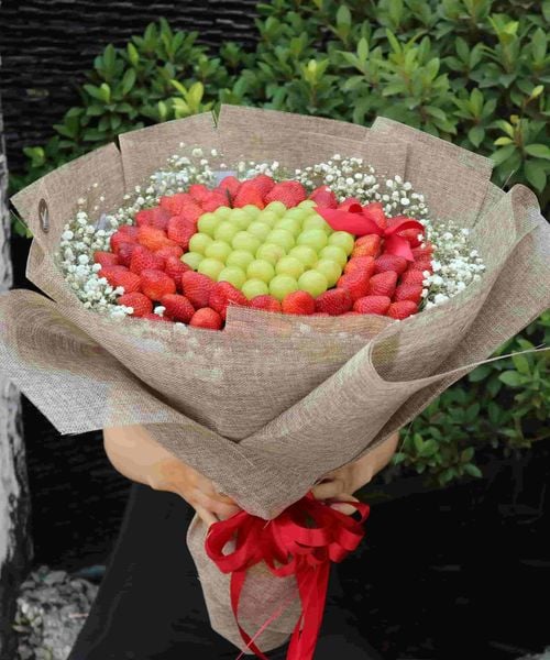 Bó Hoa Dâu Tây Mix Nho Xanh