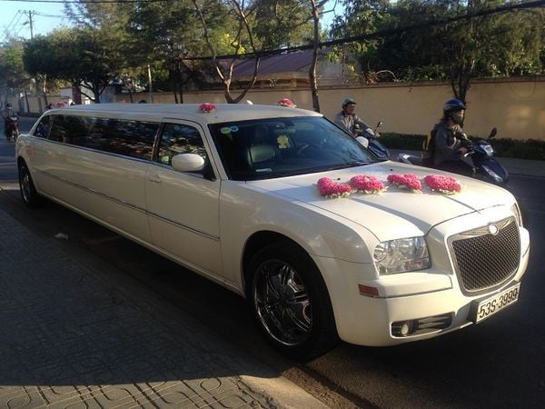 Một gợi ý nhỏ về mẫu trang trí xe hoa limousine đáng yêu và ngọt ngào dành cho những cặp đôi ưa thích sự đơn giản.