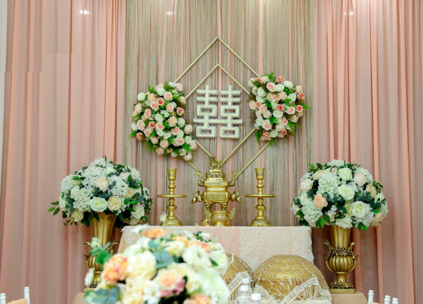 Mẫu cắm hoa bàn thờ gia tiên sang trọng