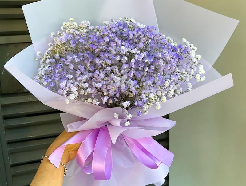 Bó baby trắng xen tím nhạt, biểu tượng của tình bạn giản dị nhưng sâu sắc.
