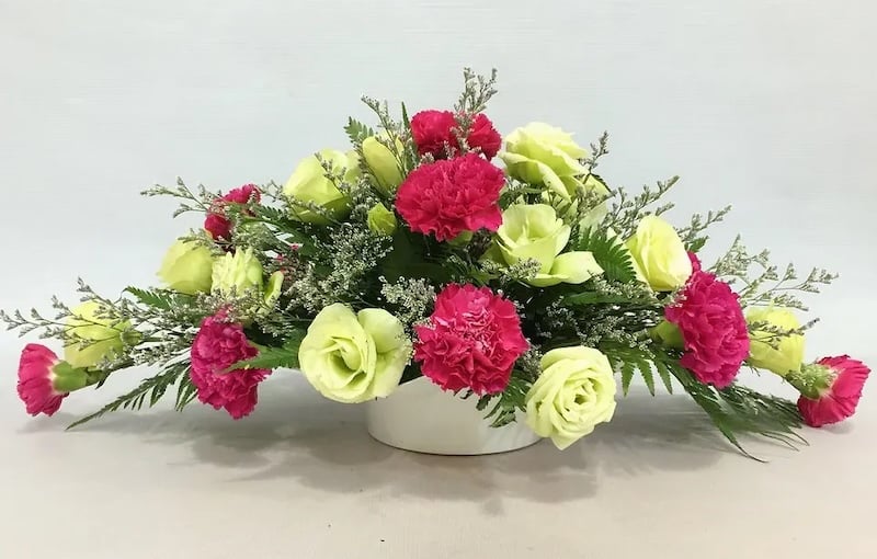Mẫu cắm hoa để bàn đẹp đơn giản kiểu ngang