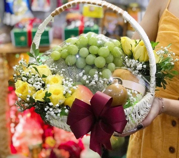 Giỏ trái cây Tết kèm hoa đẹp tinh tế (Nguồn: Internet)