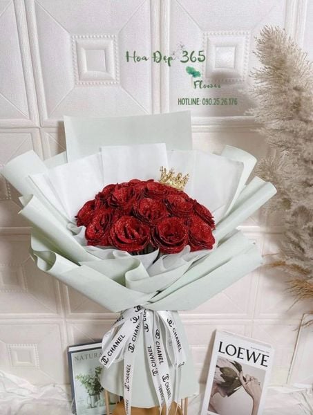 Bó hoa hồng đỏ kim tuyến cũng sẽ rất ngọt ngào để tặng cho crush trong ngày 20/10