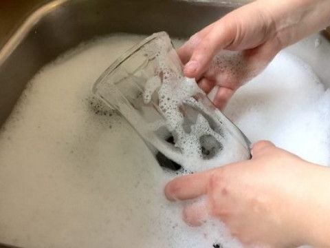 Rửa lọ hoa thật sạch với xà phòng và tránh dư thừa lại xà phòng sau khi rửa