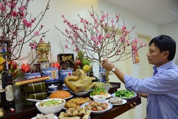 Cúng Tất niên cầu mong gia đình một năm mới an lành, may mắn.