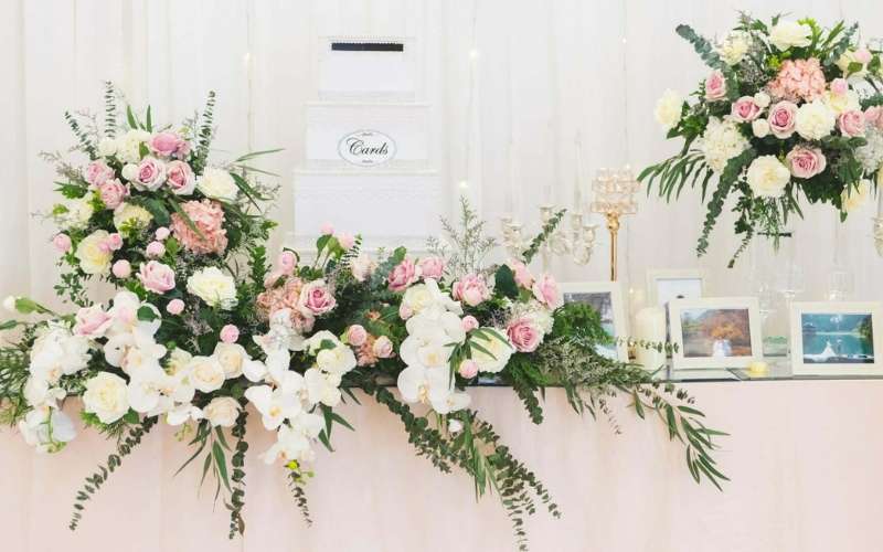 Mẫu cắm hoa cát tường dáng để bàn ngang thanh lịch, sang trọng