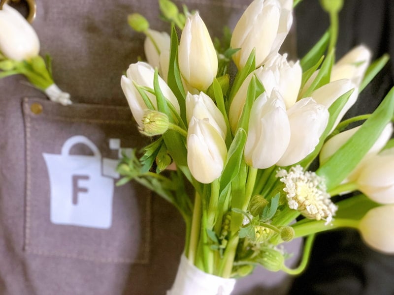 Mẫu hoa cưới cầm tay cô dâu tulip trắng đẹp