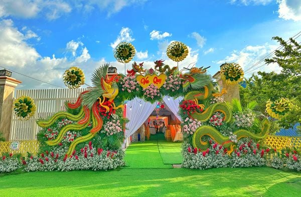 Cổng cưới miền Tây cực công phu, bắt mắt và hoành tráng với hình ảnh long phụng sum vầy trong ngày vui