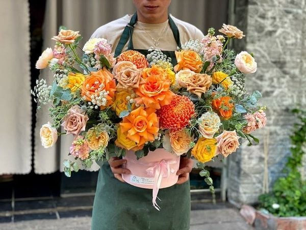 Lẵng hoa sinh nhật cẩm chướng vàng cam đẹp không thể rời mắt.