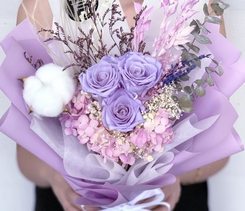 Bó hồng tím sang trọng, tượng trưng cho sự bí ẩn và mạnh mẽ.