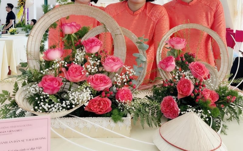 Hoa hồng được cắm trên đế nón lá, thể hiện niềm tự hào về văn hóa Việt Nam