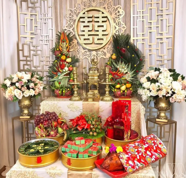 Trang trí bàn thờ gia tiên với hoa hồng làm chủ đạo