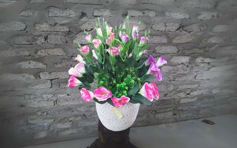 Những mẫu hoa cát tường cắm bằng xốp sẽ trông cố định và vững chãi hơn