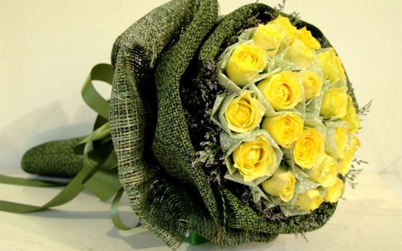 Tặng hoa hồng vàng cho đồng nghiệp sẽ thể hiện lòng biết ơn và sự khích lệ cho khởi đầu mới của họ