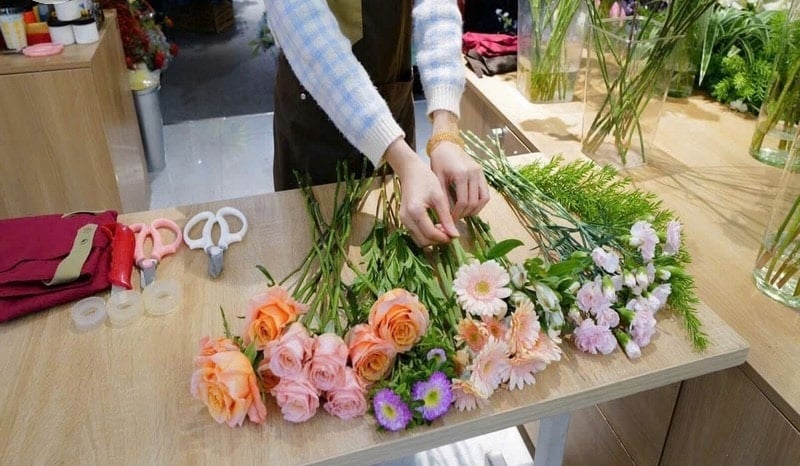 Những dụng cụ và nguyên liệu cần thiết để bắt đầu cắm hoa đơn giản tại nhà