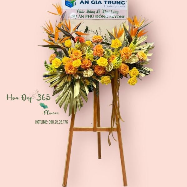 Khung hoa tươi với tông vàng thành lịch mang ý nghĩa may mắn.