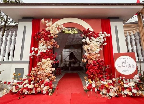 Màu đỏ luôn là sự lựa chọn hoàn hảo để thể hiện vẻ đẹp nổi trội và thu hút.