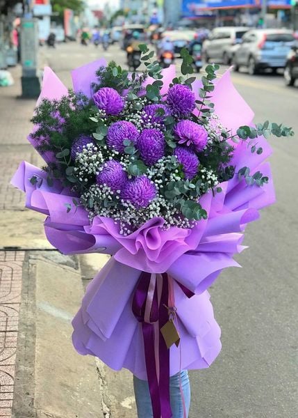 Một bó hoa mẫu đơn tím sẽ giúp bạn gây ấn tượng với sếp một cách thuyết phục đấy nhé.