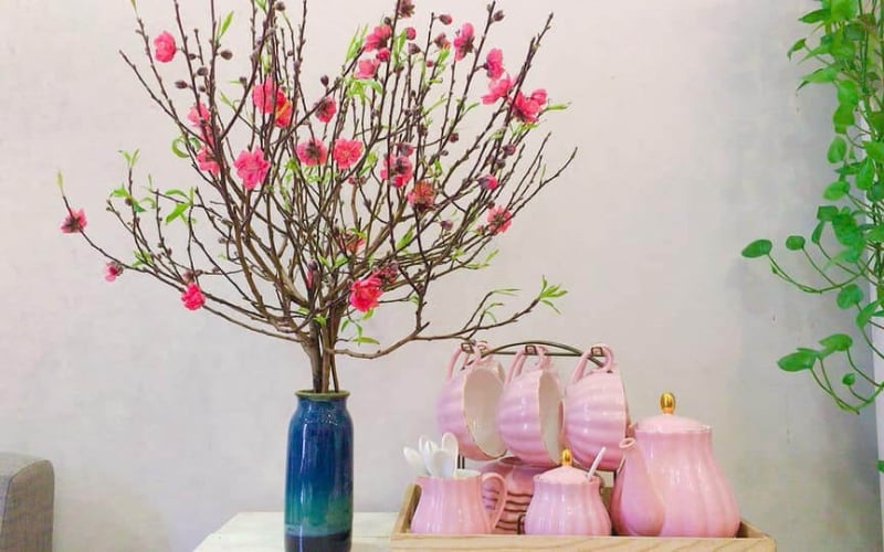 Cắm cành đào trong bình gốm cao