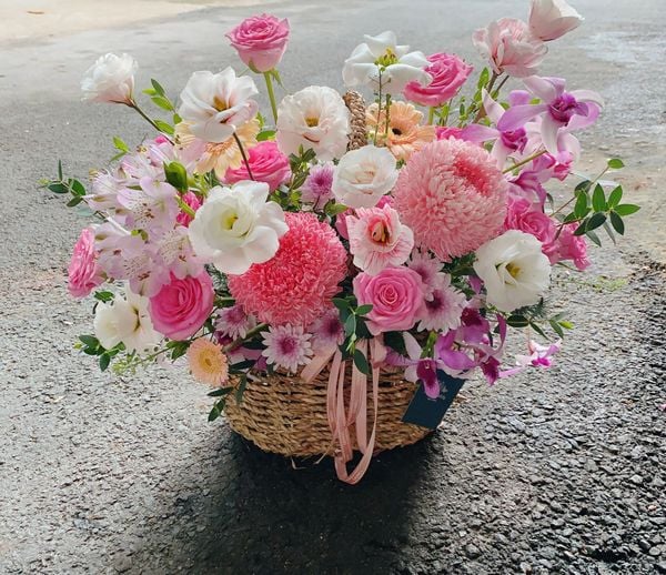 Lẵng hoa tông hồng - trắng vừa ngọt ngào vừa đáng yêu.