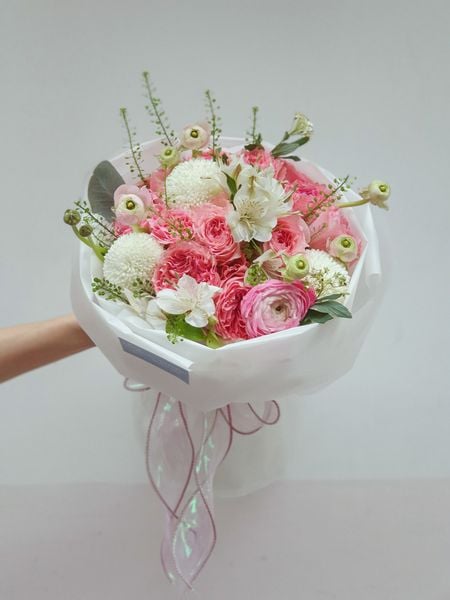 Thử hỏi có ai không khỏi thích thú khi nhận được bó hoa đáng yêu như thế này chứ?