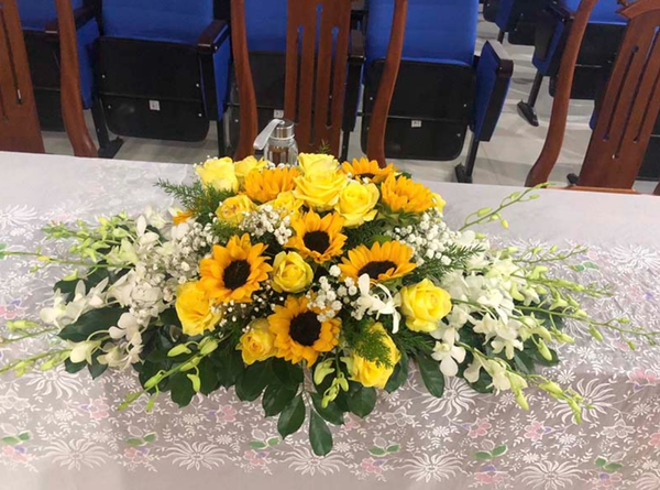 Rực rỡ, nghiêm trang là từ miêu tả vẻ đẹp của hoa hướng dương để bàn hội nghị này.