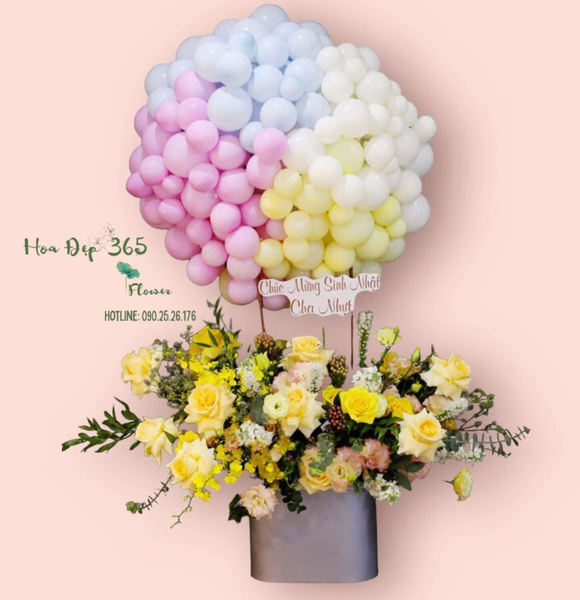 Mẫu hoa mix cùng chùm bong bóng khổng lồ