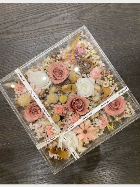 Hộp hoa dành tặng bạn gái ý nghĩa và bắt mắt.