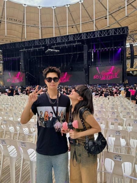 Vợ chồng Anh Tú và Diệu Nhi lựa chọn tông đen và nâu khi đi xem concert của BLACKPINK. Điểm nhấn chiếc áo thun in hình 5 thành viên BlackPink và thành viên thứ 5 không ai khác ngoài vợ anh chàng - Diệu Nhi.