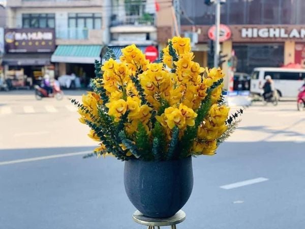 Cách cắm bình hoa địa lan vàng cực đơn giản tại nhà.