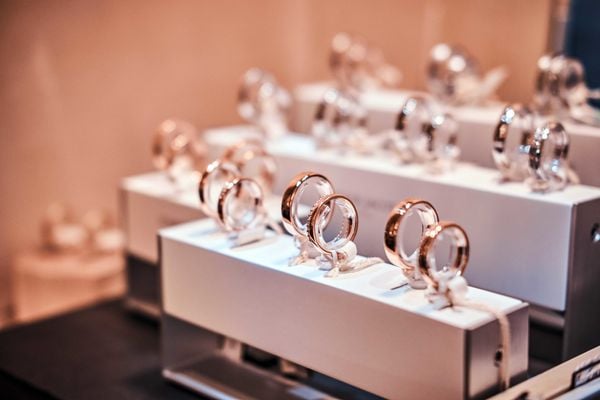 Mua trang sức làm quà kỷ niệm ngày cưới để tạo bất ngờ cho vợ/chồng của mình
