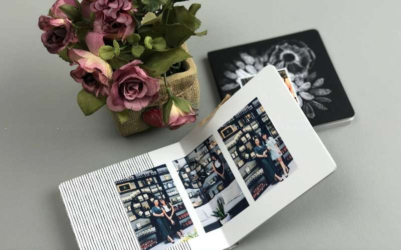 Tặng album ảnh làm quà chia tay mang ý nghĩa rằng bạn sẽ lưu giữ mãi những khoảnh khắc đáng nhớ của cả nhóm