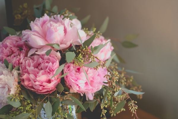 Tải ảnh hoa sinh nhật đẹp: Bình hoa mẫu đơn sang trọng, rực rỡ tặng sinh nhật người quan trọng